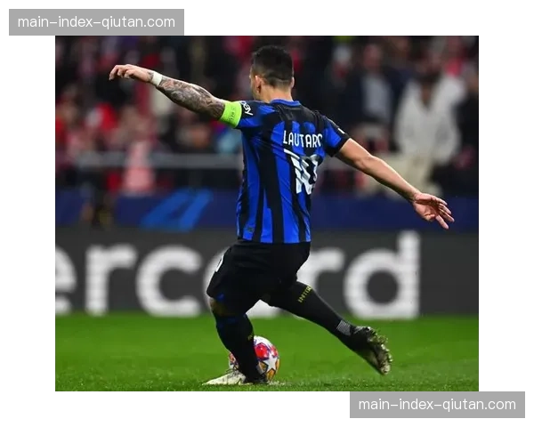 瞬间：国米前锋劳塔罗罚失点球后向客场球迷看台致歉