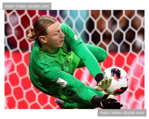 特写：美因茨门将扑出关键点球后，与队友激情相拥庆祝
