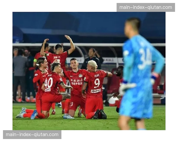 山东泰山vs上海申花比赛末段，双方多名球员出现抽筋，现场跑动数据曲线骤降